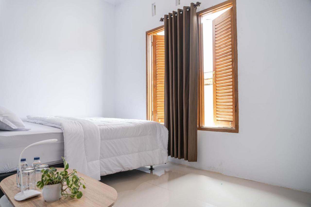 Azalia Homestay Yogyakarta Exterior photo
