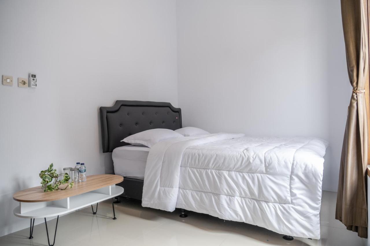 Azalia Homestay Yogyakarta Exterior photo